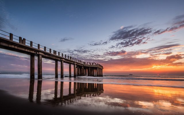 Pôr-do-sol no píer de Durban na África do Sul