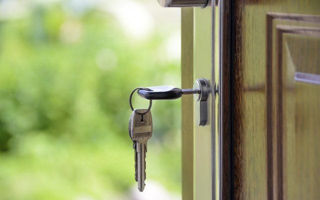 Trancar as portas faz parte da segurança da casa antes da viagem