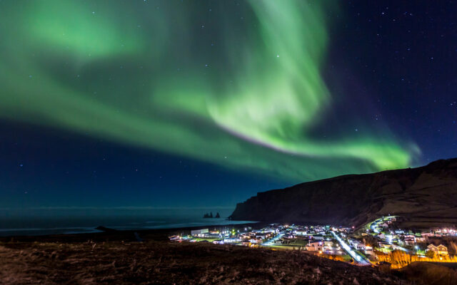 Um dos fenômenos mais espetaculares da natureza é a aurora boreal que pode ser visto em Vik na Islândia