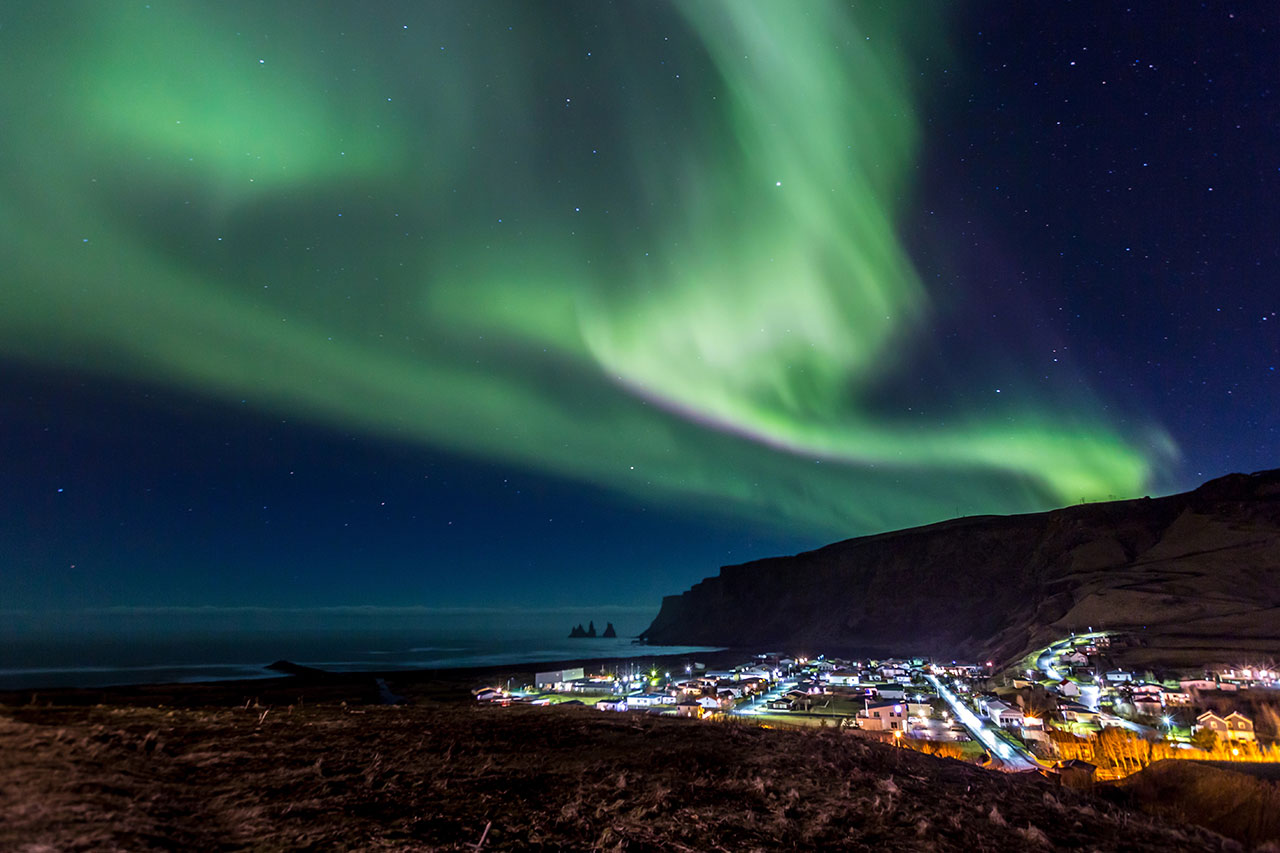 Um dos fenômenos mais espetaculares da natureza é a aurora boreal que pode ser visto em Vik na Islândia