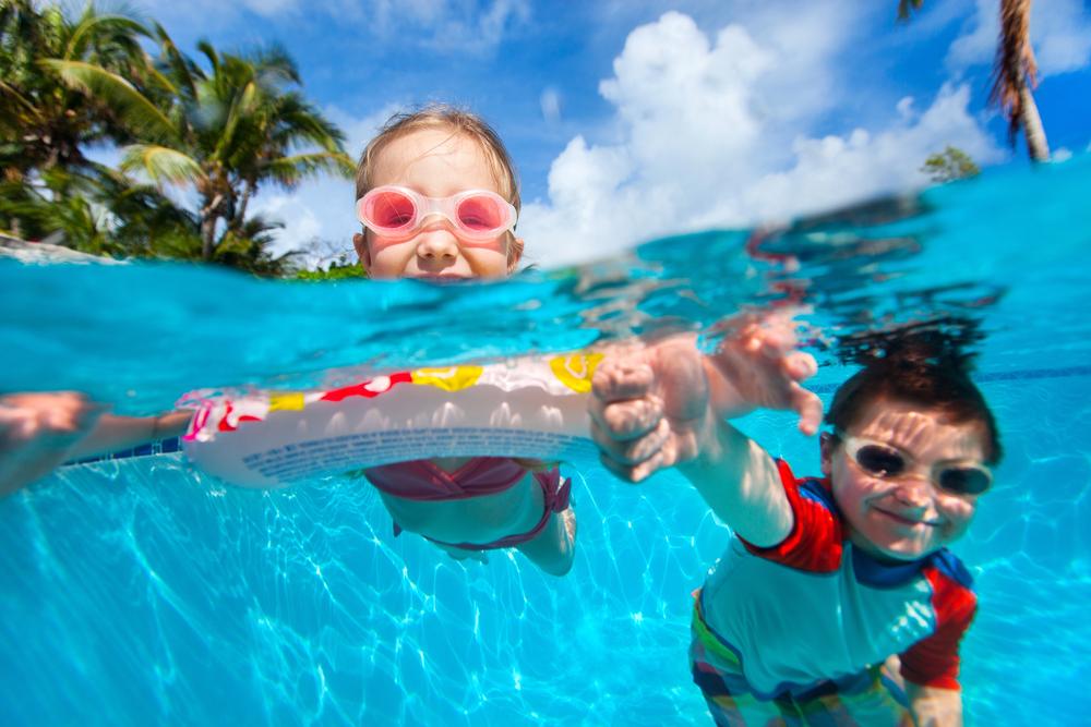 Fotos de férias: Crianças em uma piscina