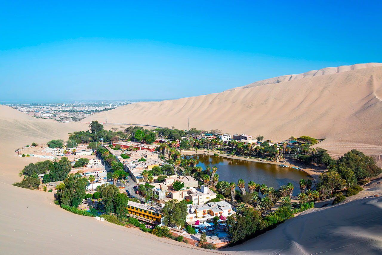 Que tal conhecer um verdadeiro oásis no deserto peruano? Esse é o Oásis de Huacachina em Ica