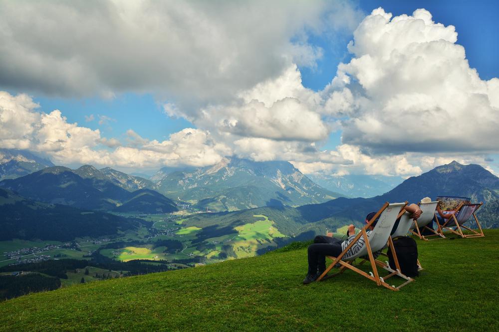 Pessoas relaxando em espreguiçadeiras nos Alpes austríacos