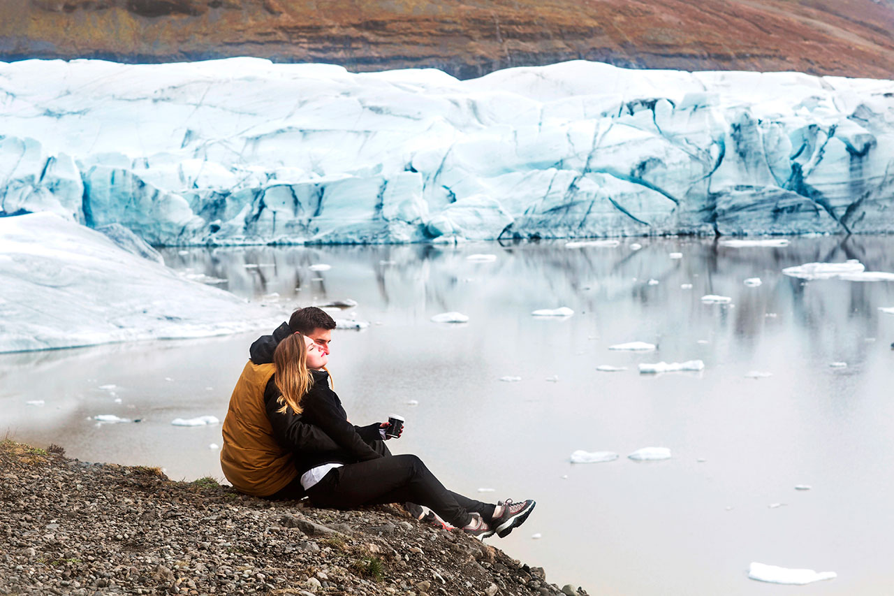 Turistas apreciando a linda vista do iceberg de Vatnajokull na Islândia