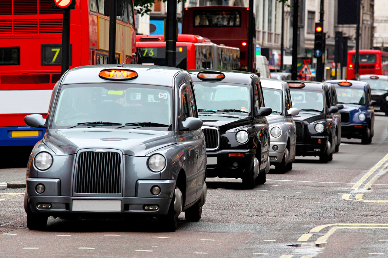 Nessa imagem dá pra ver bem a direção pela esquerda com os táxis em Londres passeando na Oxford Street