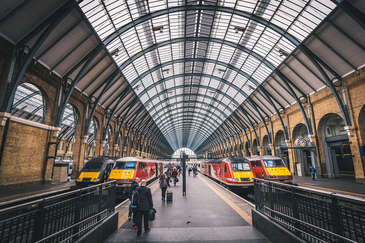 Essa é a estação ferroviária Kings Cross de Londres com seus trens magníficos