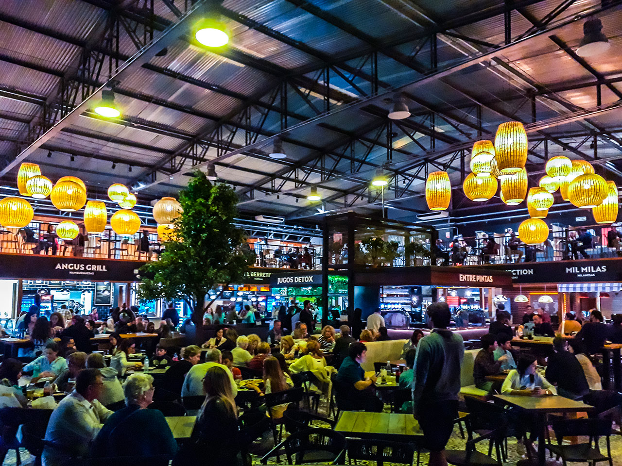 Não vão faltar opções de vida noturna e entretenimento em Montevidéu (foto do Montevideo Shopping Center Food Court)