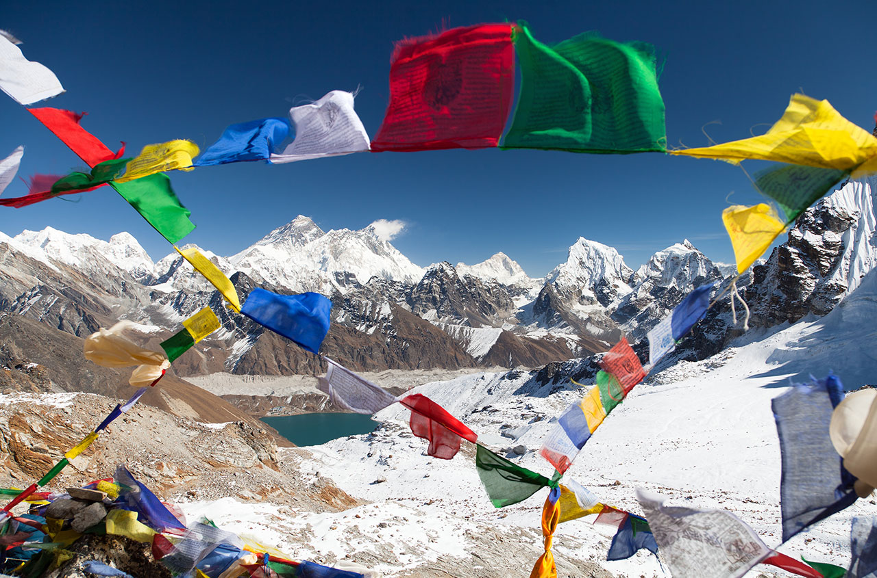 Vista para o Monte Everest com bandeiras de oração budistas no Acampamento Base