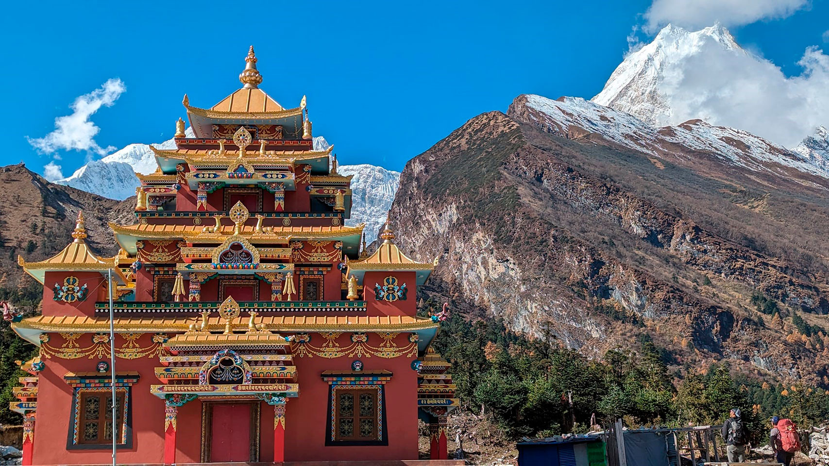 Esse é um dos templos que você encontra no Manaslu Circuit Trek